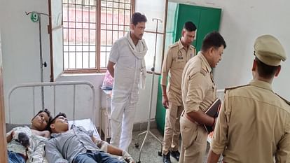 Kaushambi Accident : कड़ा धाम जा रहे श्रद्धालुओं से भरी पिकप सड़क किनारे पलटी, 20 से अधिक लोग घायल Kaushambi Accident: Pickup loaded with devotees going to Kada Dham overturned on the roadside
