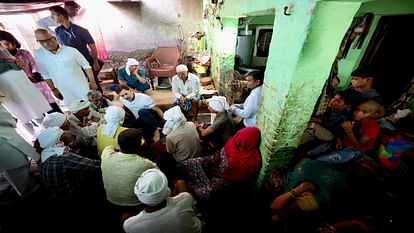 Hathras Accident: हाथरस में पीड़ितों के घर पहुंचे कांग्रेस नेता राहुल गांधी, परिजनों से मिलकर दी सांत्वना Congress leader Rahul Gandhi meets the victims of Hathras stampede