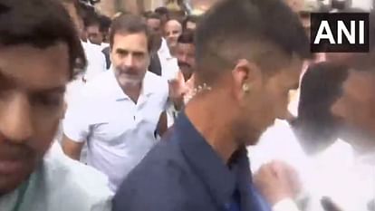 Hathras Accident: हाथरस में पीड़ितों के घर पहुंचे कांग्रेस नेता राहुल गांधी, परिजनों से मिलकर दी सांत्वना Congress leader Rahul Gandhi meets the victims of Hathras stampede