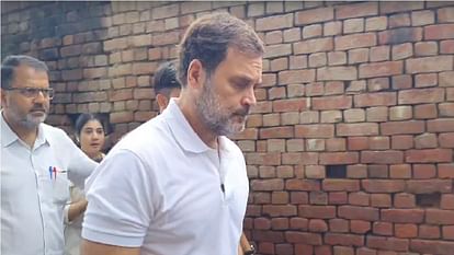 Hathras Accident: हाथरस में पीड़ितों के घर पहुंचे कांग्रेस नेता राहुल गांधी, परिजनों से मिलकर दी सांत्वना Congress leader Rahul Gandhi meets the victims of Hathras stampede