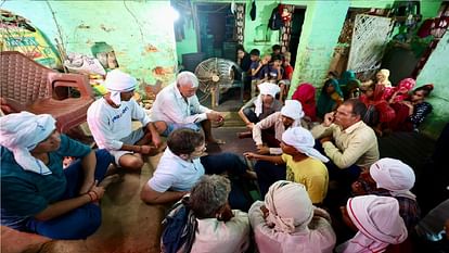 Hathras Accident: हाथरस में पीड़ितों के घर पहुंचे कांग्रेस नेता राहुल गांधी, परिजनों से मिलकर दी सांत्वना Congress leader Rahul Gandhi meets the victims of Hathras stampede