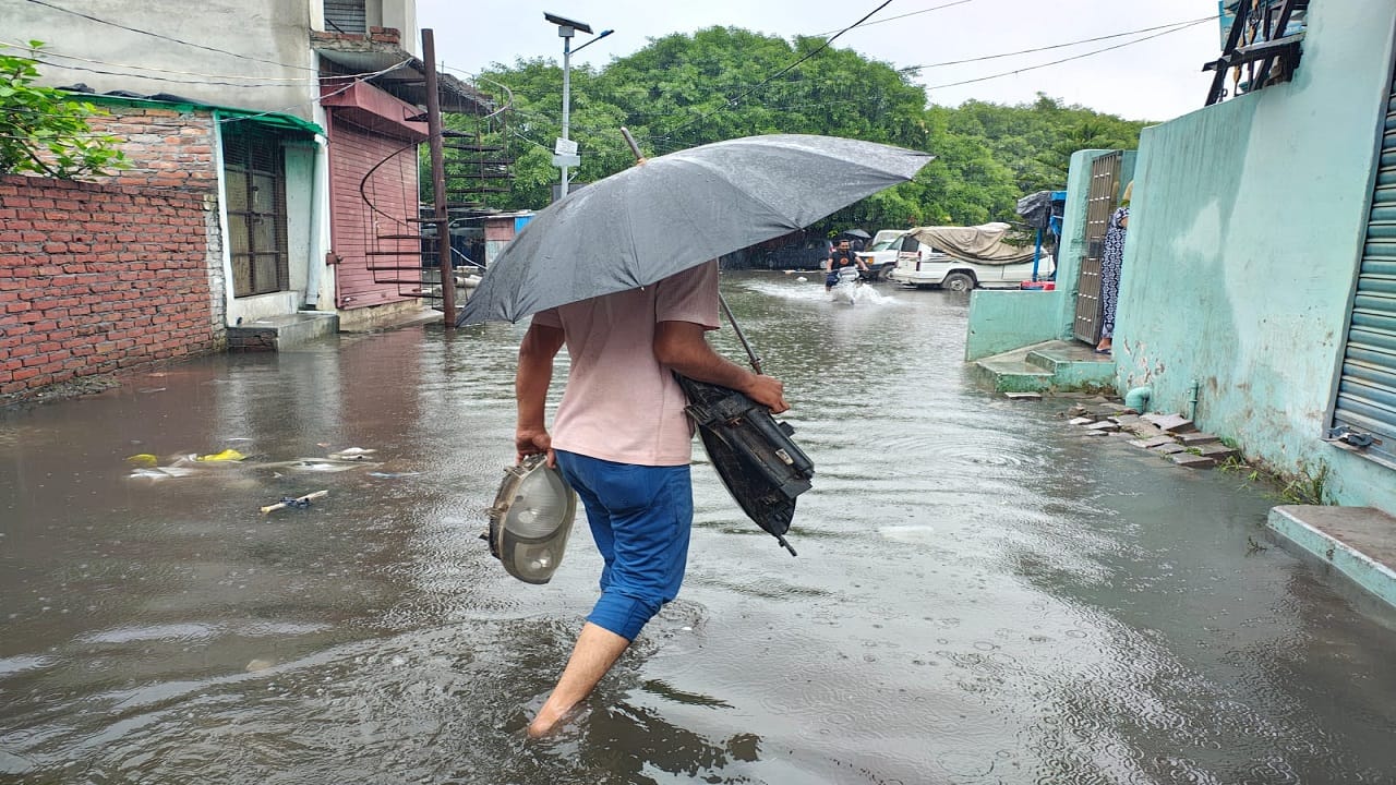 People facing waterlogging problems due to heavy rains in Bareilly