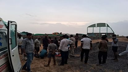 Bikaner News: क्रेन की टक्कर लगने से वेयर हाउस की दीवार ढही, डेढ़ साल की बच्ची समेत तीन की मौत Bikaner News: Wall of warehouse collapsed due to collision with crane, three including little girl died