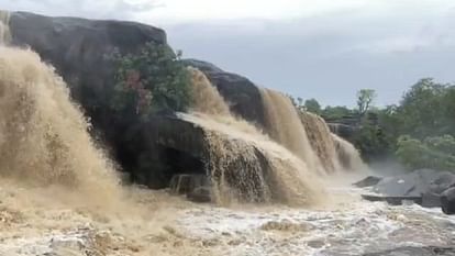 Bhilwara News: Waterfalls in the area started flowing, tourists came to enjoy the nature in the waterfall