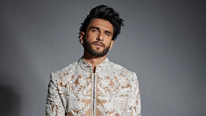 Ranveer singh dances on deva shree ganesha song in ganapati celebrations video viral on social media