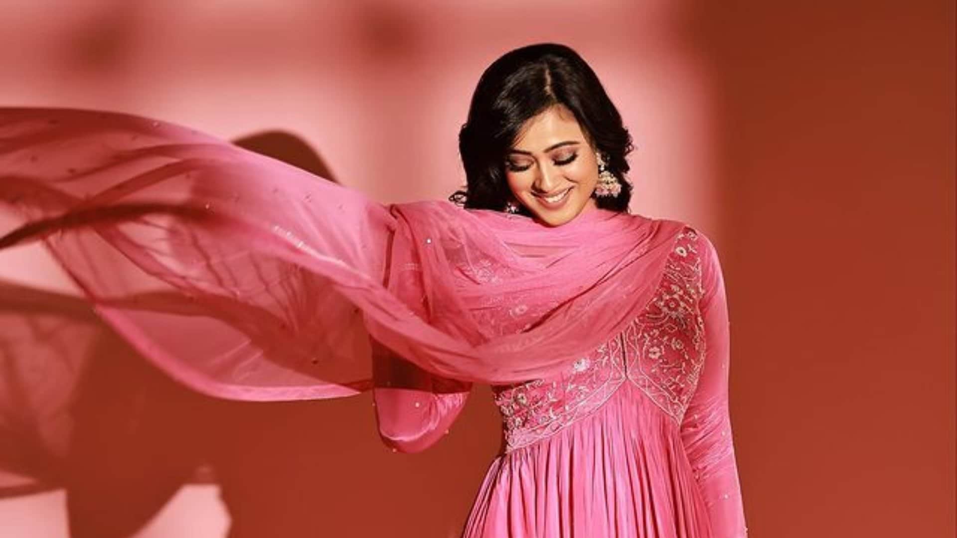 Shweta Tiwari gave a reasoning to why TV actors sleep with heavy makeup along with her views