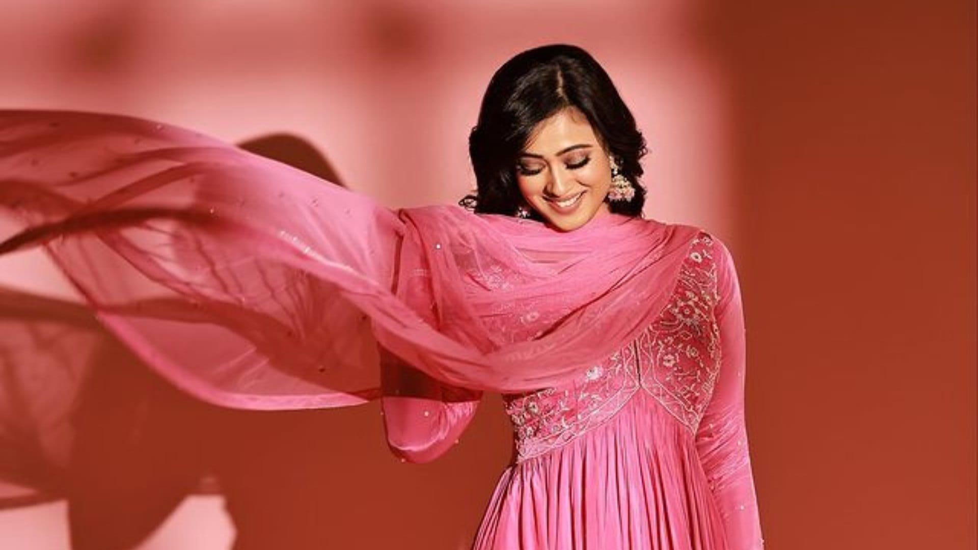 Shweta Tiwari gave a reasoning to why TV actors sleep with heavy makeup along with her views