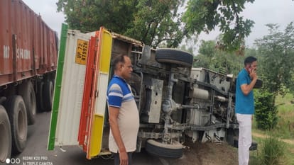 Kaushambi Accident: Pickup loaded with devotees going to Kada Dham overturned on the roadside