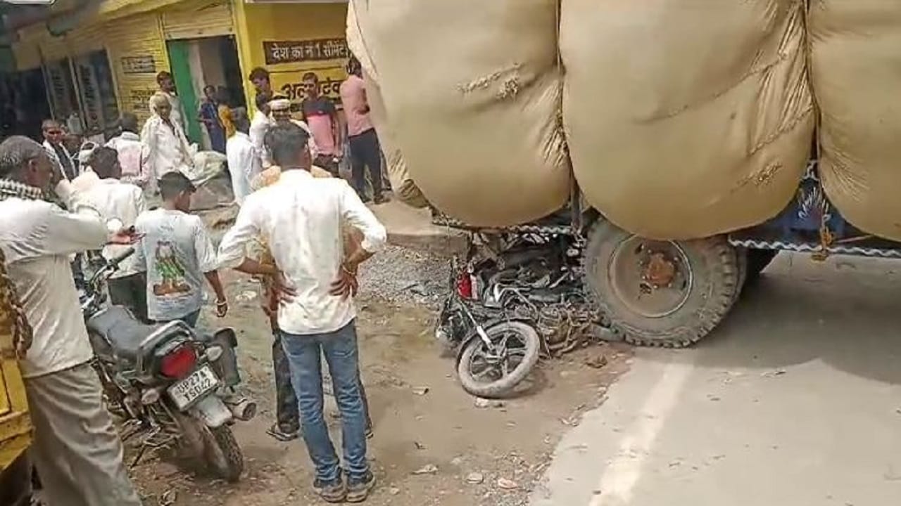 Overloaded tractor trolley crushed two bikes in Shahjahanpur