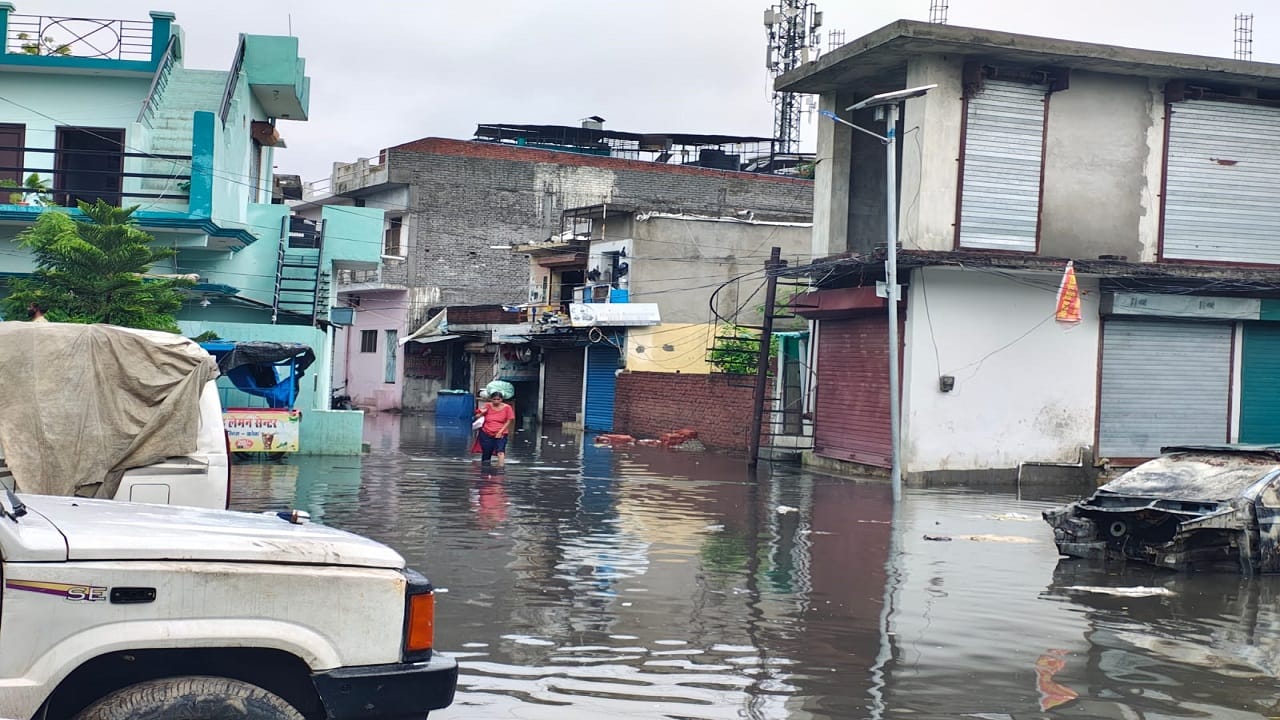 People facing waterlogging problems due to heavy rains in Bareilly