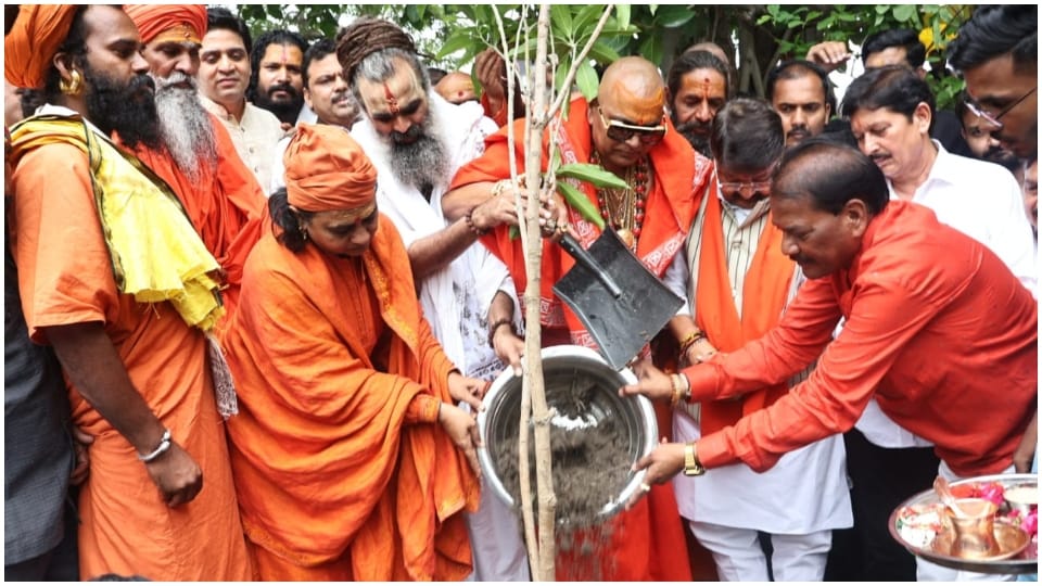 A tree in the name of mother campaign started in Indore Minister Kailash Vijayvargiya
