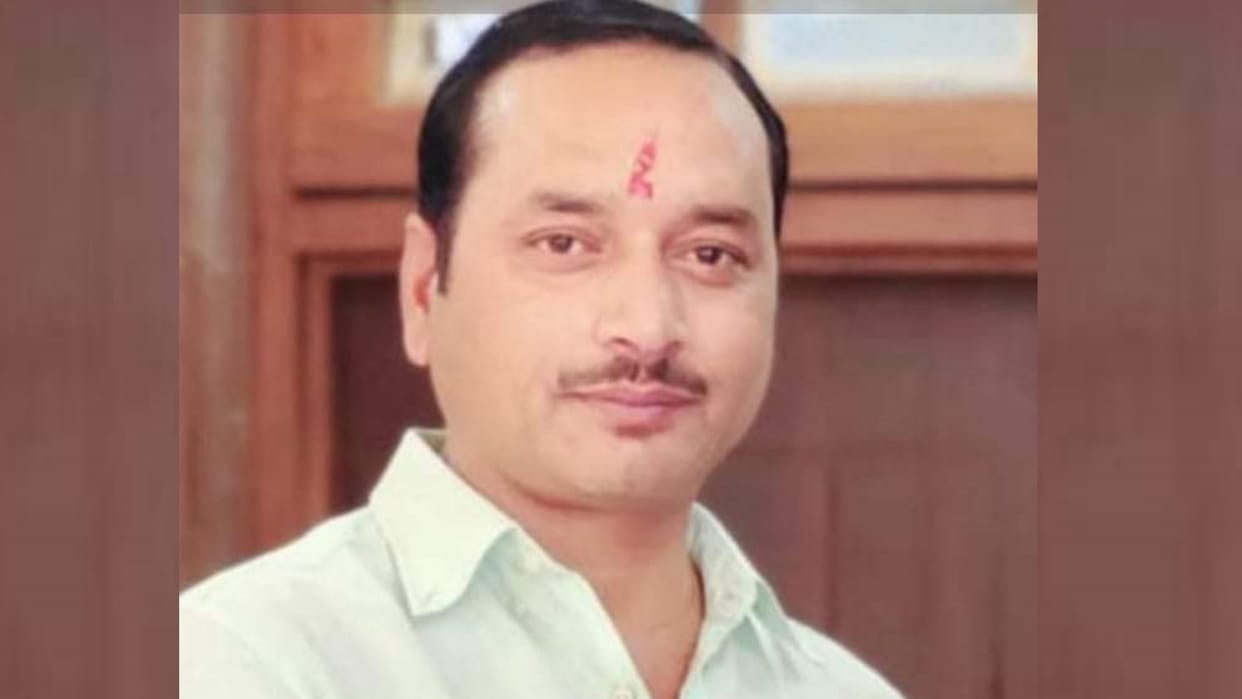 A contractor shoots himself in Amethi.
