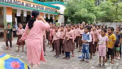 Ayodhya: Video of teacher dancing with children goes viral, experiments are being done to increase the interest Ayodhya: Teacher teaching dance in government school, video went viral.