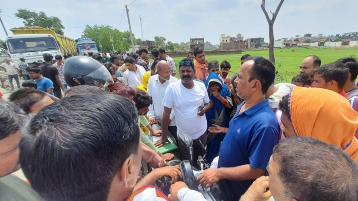 Aurangabad Road Accident Uncontrolled Hiva ran over bike riding couple wife died husband injured