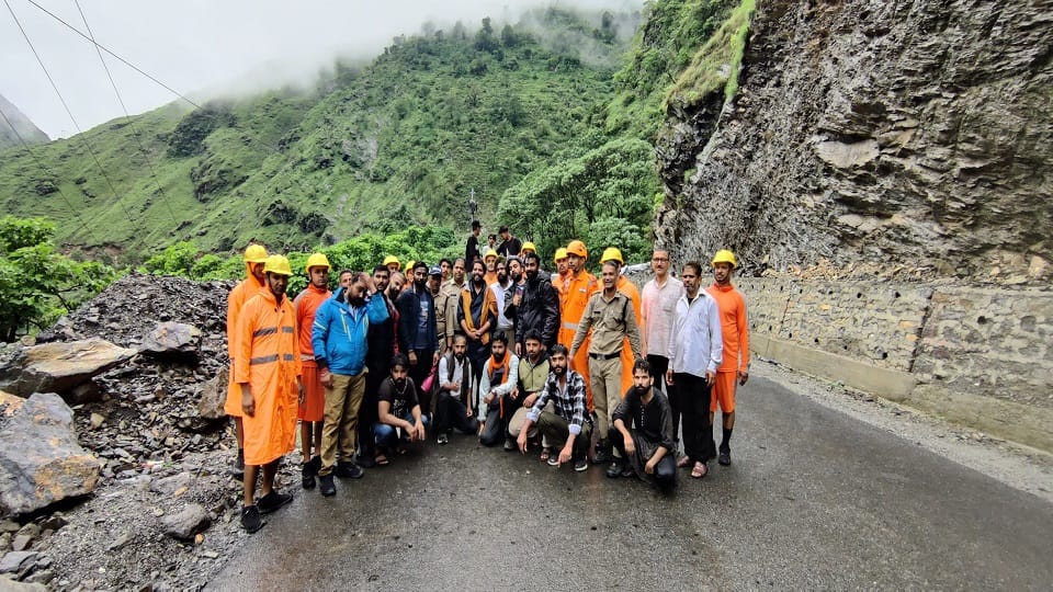 SSB rescues 25 people in Rongati drain in pithoragarh