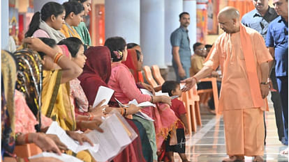 CM Yogi heard the problems in public darshan at Gorakhpur Gorakhnath temple, gave instructions to the official