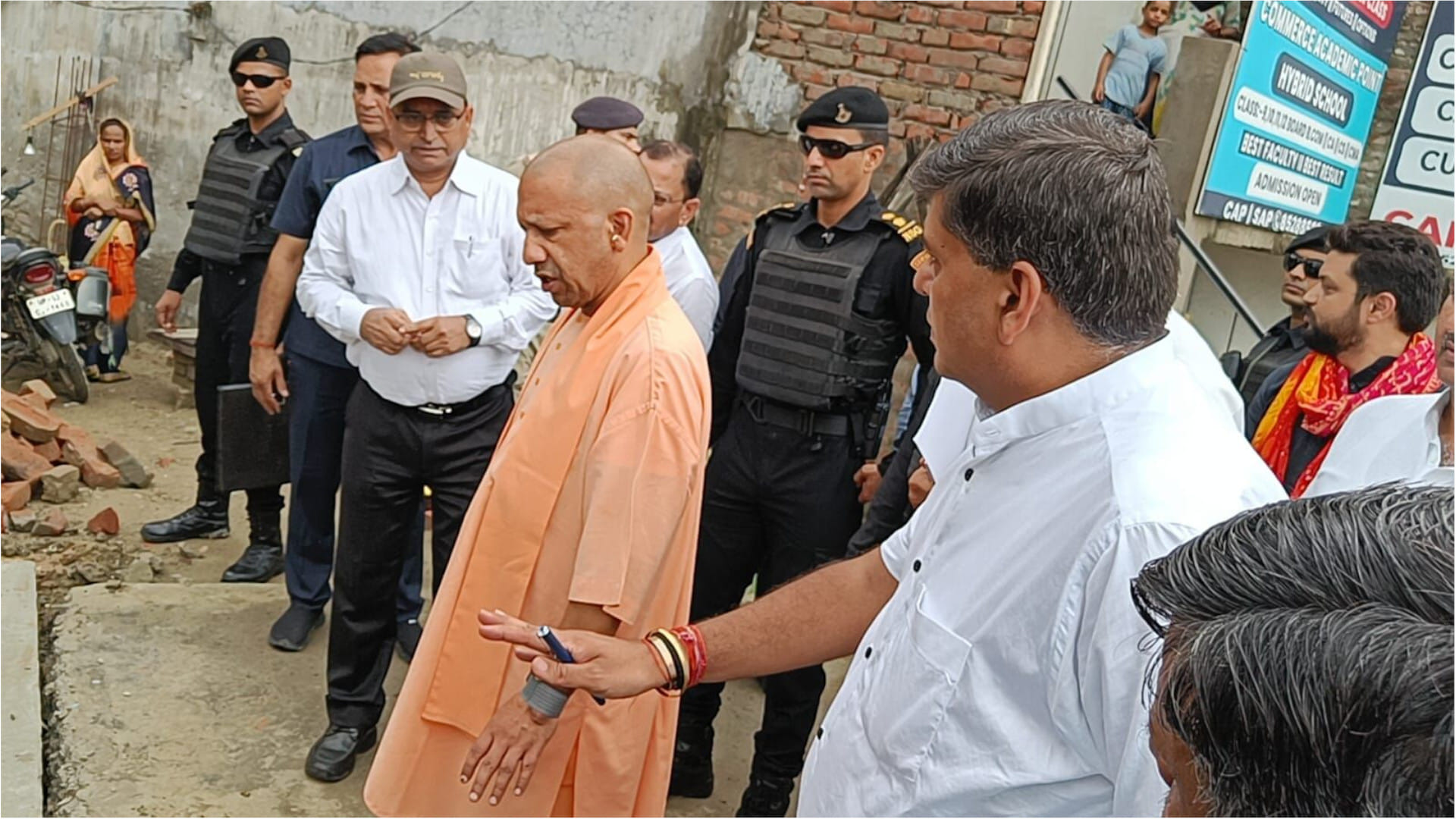 CM Yogi reviewed development work going on in Gorakhpur, went on spot and inspected and gave instructions