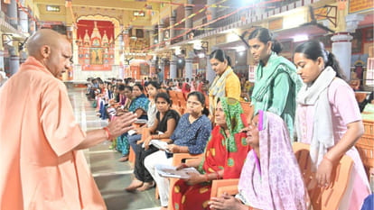 CM Yogi heard the problems in public darshan at Gorakhpur Gorakhnath temple, gave instructions to the official