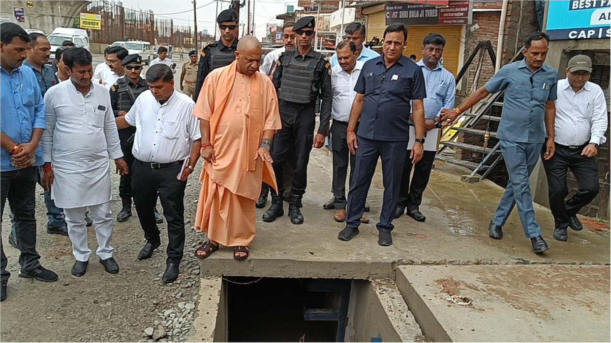 CM Yogi reviewed development work going on in Gorakhpur, went on spot and inspected and gave instructions
