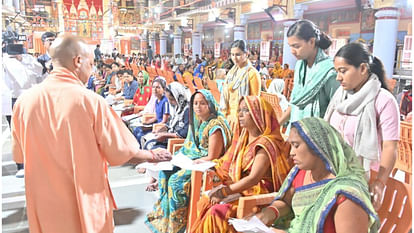 CM Yogi heard the problems in public darshan at Gorakhpur Gorakhnath temple, gave instructions to the official