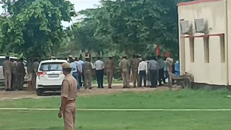 Hathras Stampede: न्यायिक जांच आयोग की टीम हाथरस पहुंची, अधिकारियों के साथ चल रही बैठक