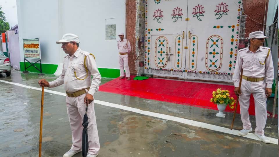 Saakar Hari alias Bhole Baba reached Bahadurnagar Ashram in Patiyali in luxury car from Mainpuri Ashram