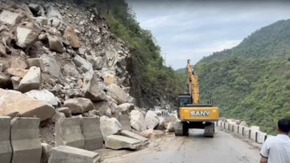Himachal Weather: many roads and power transformers shut down due to heavy rains, a rock fell on a moving bus