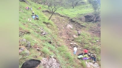 Kullu News: रात को मनाया बेटी का जन्मदिन, सुबह घास काटते पैर फिसलने से खाई में गिरकर पति-पत्नी की मौत Incident Kullu: couple died after slipping and falling into a ditch while cutting grass