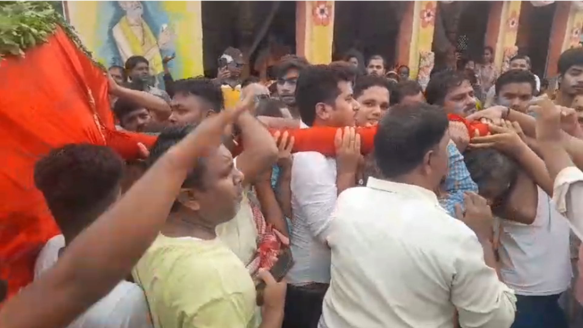Devotees showered flowers on procession of Lord Jagannath in streets of Kashi