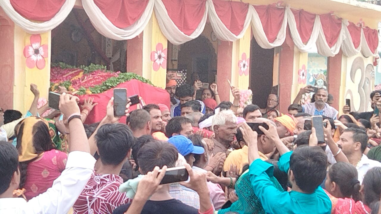 Devotees showered flowers on procession of Lord Jagannath in streets of Kashi