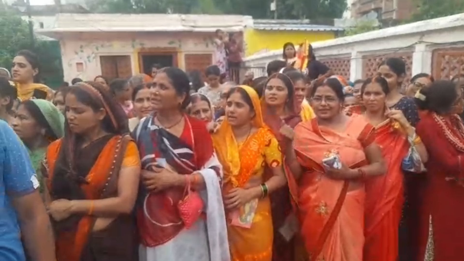Devotees showered flowers on procession of Lord Jagannath in streets of Kashi