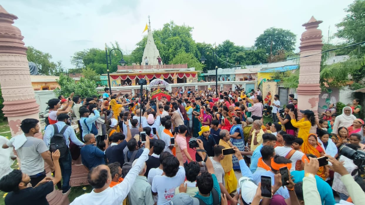 Devotees showered flowers on procession of Lord Jagannath in streets of Kashi