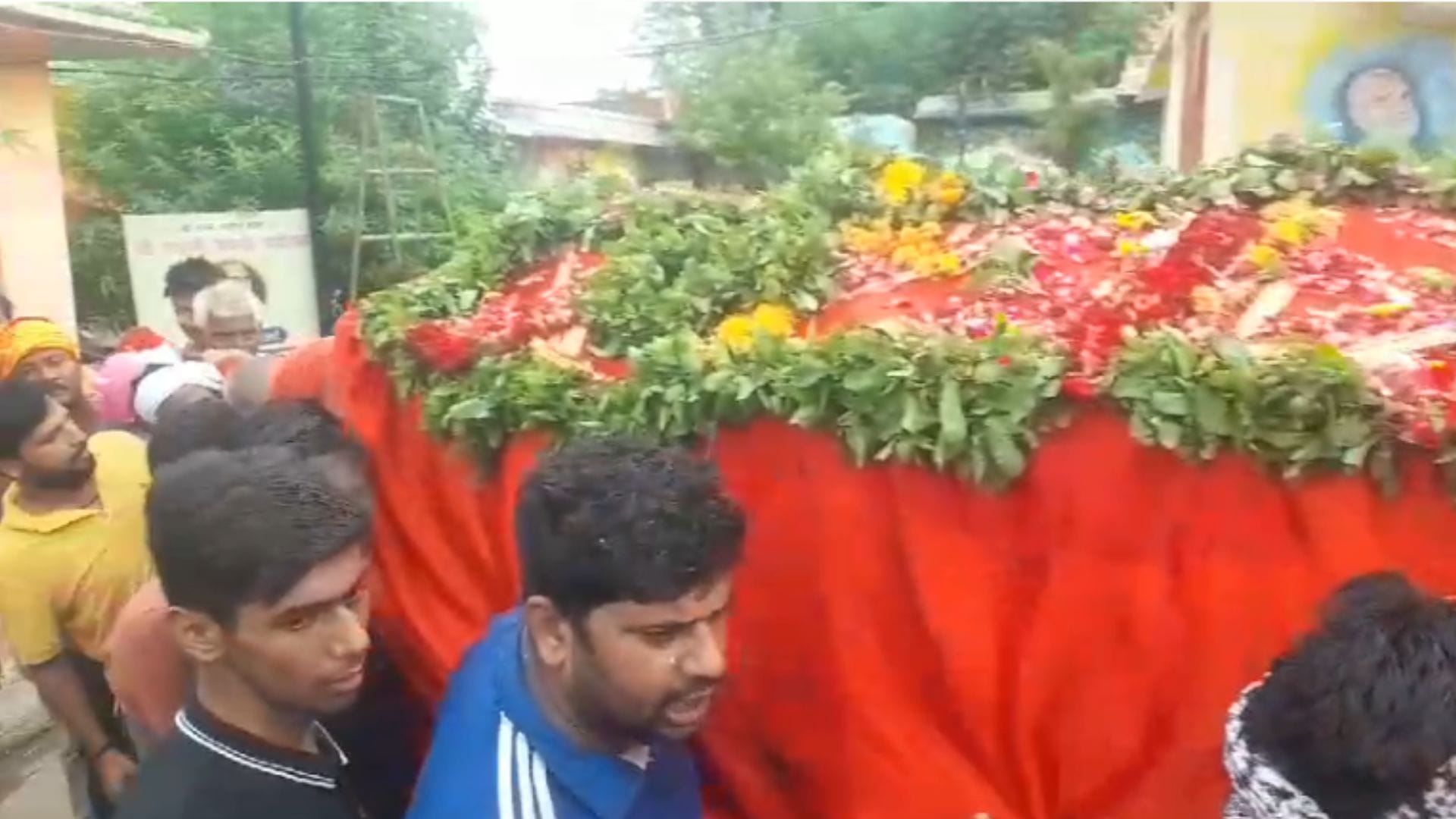 Devotees showered flowers on procession of Lord Jagannath in streets of Kashi