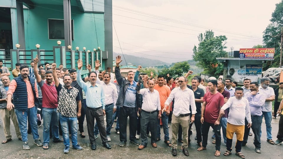 prptest against opening of bar in Khatyadi almora