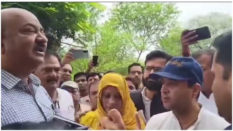 कलेक्टर और एसपी को हिदायत देते केंद्रीय मंत्री सिंधिया।