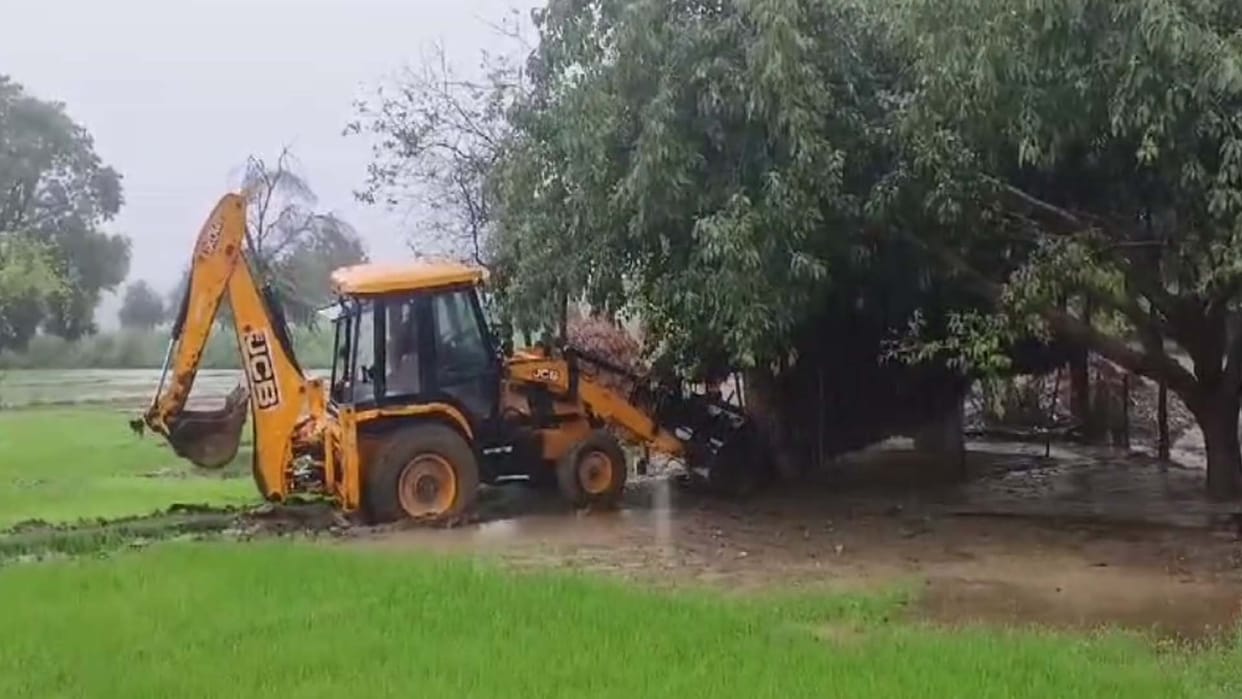 Hardoi: JCB runs on illegal construction of the main accused of Aman murder case