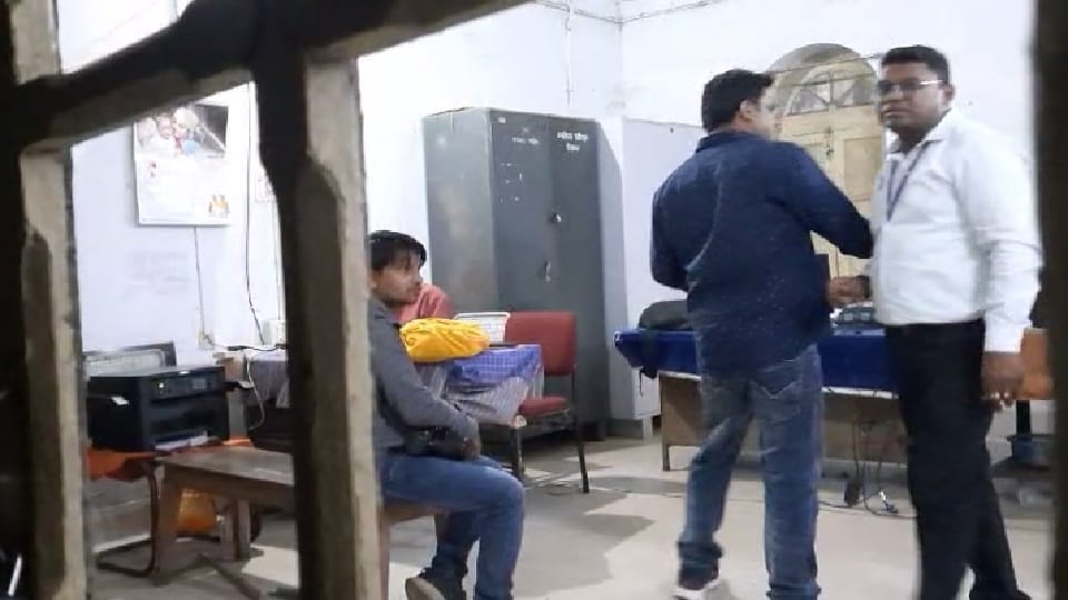 नायब तहसीलदार रिश्वत लेते रंगे हाथ गिरफ्तार