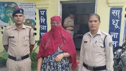 पुलिस की गिरफ्त में आरोपी महिला