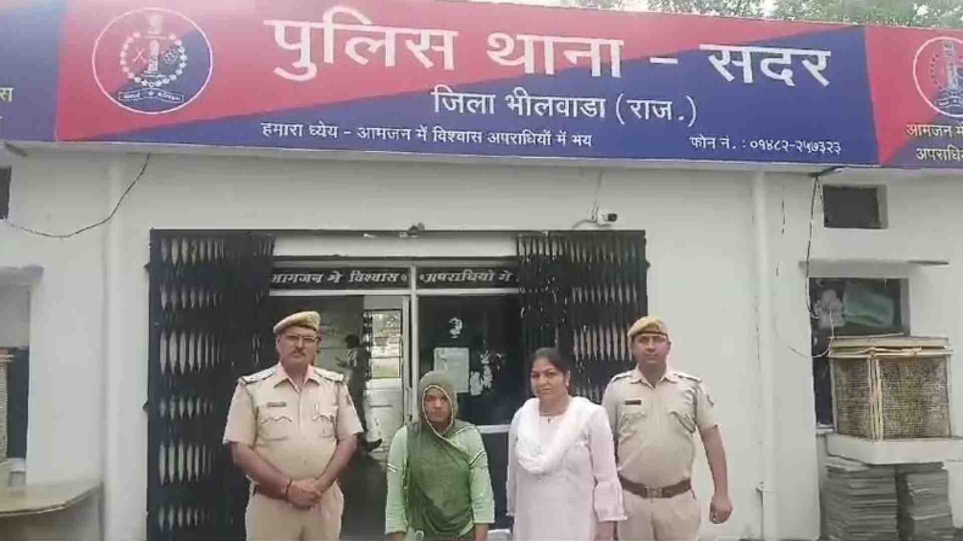 पुलिस कि गिरफ्त में हत्यारोपी महिला।