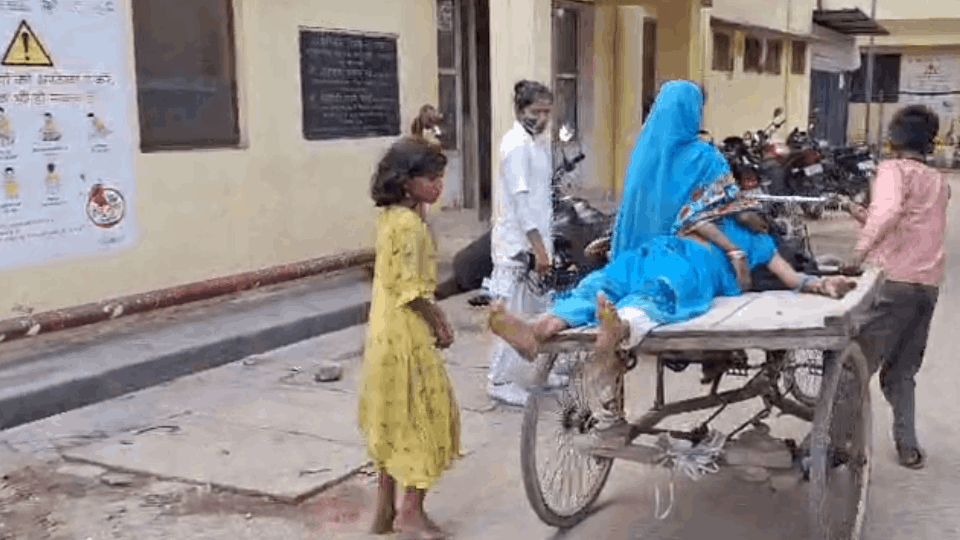 ambulance did not arrive for half an hour patient was brought to hospital on trolley In Sonbhadra