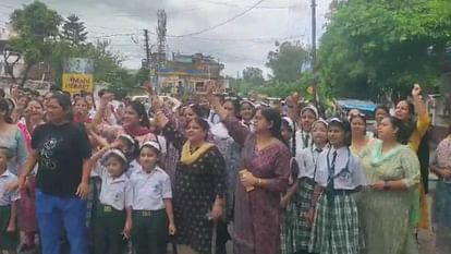 Children demonstration regarding road in Roorkee Uttarakhand News in hindi