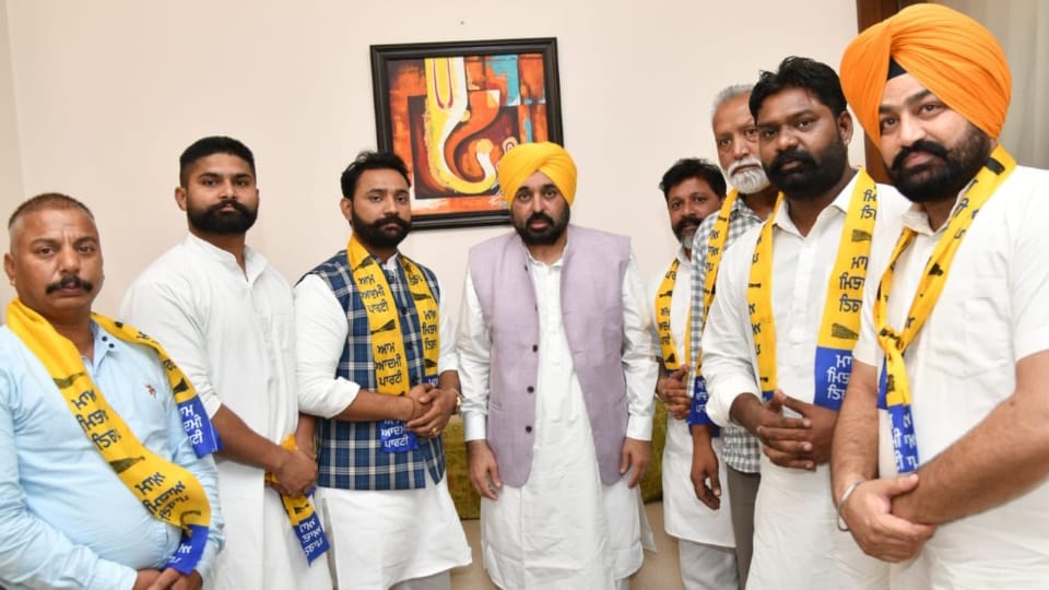 Independent candidate Ajayvir Valmiki joined Aam Aadmi Party before Jalandhar West by-election