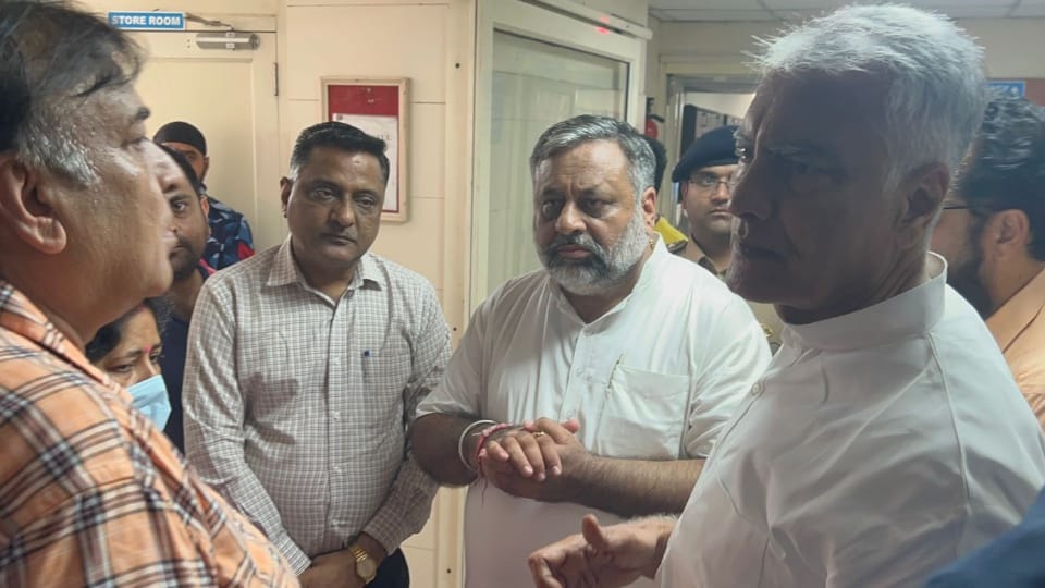 Sunil Jakhar meets shivsena leader sandeep thapar gora in hospital ludhiana