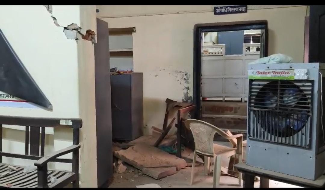 Roof slab fell in Government Ayurvedic Hospital three people including health worker injured