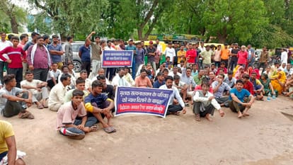 धरने पर बैठे परिजन