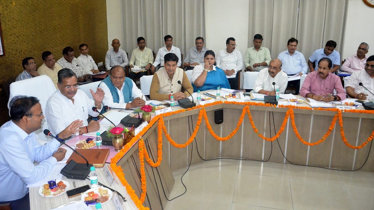 Minister Jaiveer Singh reviewed development works and law and order in Bareilly
