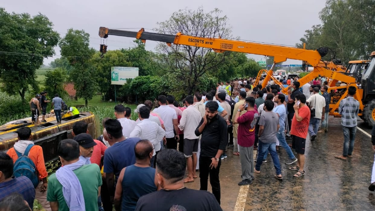 Two double decker buses overturned on Delhi-Doon Highway in Muzaffarnagar