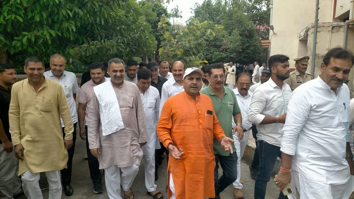 Muzaffarnagar: MP Harendra Malik, former minister Baliyan and Kapil Dev appeared