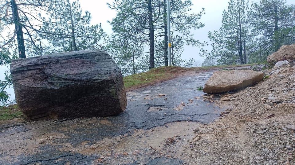 Stones and boulders falling on the road amid heavy rain in nainital