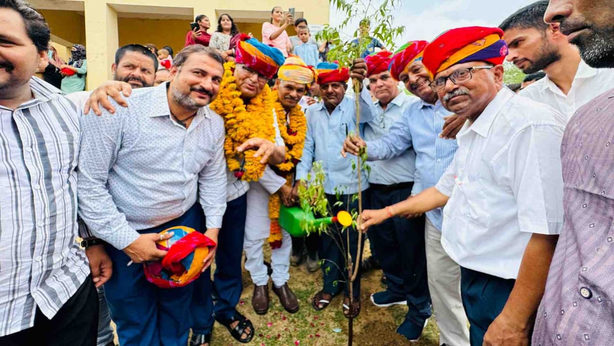 Nagaur News: On retirement, the teacher planted a tree and gave the message of environmental protection